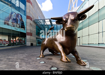 Die Stier-Skulptur in der Birmingham Bullring Shopping Centre Stockfoto