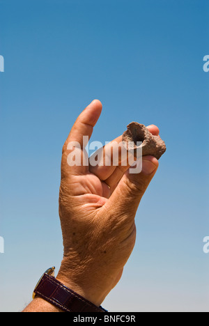 Stück der alten ägyptischen Topf bei der Roten Pyramide von Dashur, Kairo, Ägypten, Nordafrika, Afrika Stockfoto