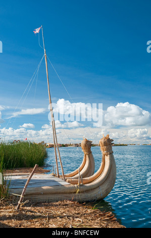 Zwei Reed-Boote auf schwimmenden Inseln der Uros im Titicacasee, Peru, Südamerika. Stockfoto