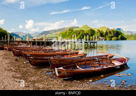 Ruderboote zu mieten vertäut entlang der Ufer Derwentwater in Keswick im Lake District National Park, Cumbria, England, UK Stockfoto