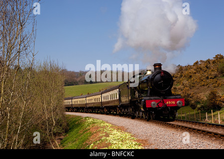 4936 'Kinlet Hall' übergibt Steinen Holz auf der West Somerset Railway, UK Stockfoto