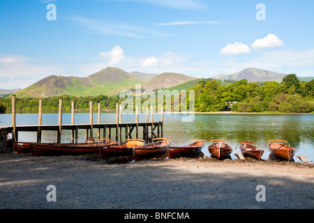 Ruderboote zu mieten vertäut entlang Ufer des Derwent Water in Keswick im Lake District National Park, Cumbria, England, UK Stockfoto