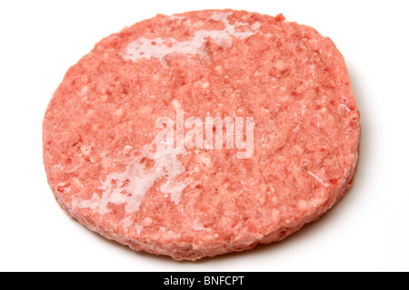 Rohen Hamburger auf weißem Hintergrund Stockfoto