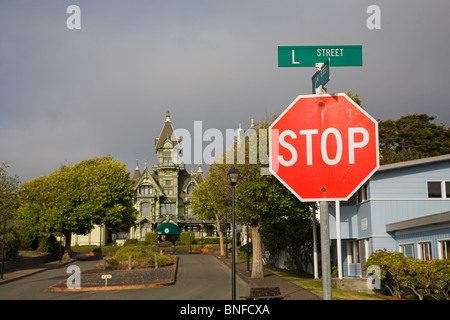 Ein Stop-Schild in der Nähe der Ingomar Club oder Carson Mansion, eine Queen Anne viktorianischen Haus in Eureka, Kalifornien. Stockfoto