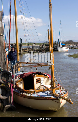 Ein Holzboot von David Moss gebaut vor Anker neben seinem Steg am Skippool Creek, Lancashire Stockfoto