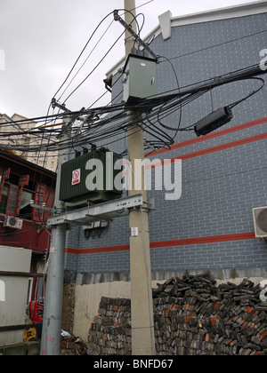 Telegrafenmasten mit Trafo und Kabel in Shanghai, China Stockfoto