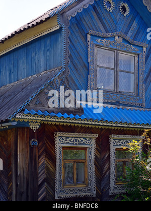 Traditionell reich verzierten Fenster blau alte hölzerne Landhaus in Izhevsk Region, Udmurtische Republik, Russland (Detail) Stockfoto