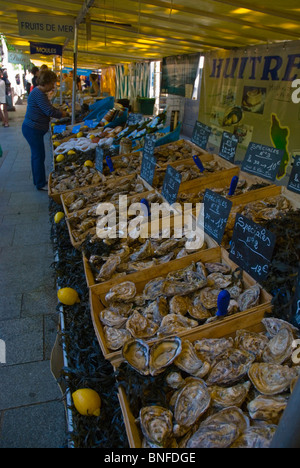 Meeresfrüchte-Stall an Marche Parmentier Straßenmarkt entlang Boulevard Richard Lenoir Paris Frankreich Europa Stockfoto