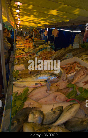 Meeresfrüchte-Stall an Marche Parmentier Straßenmarkt entlang Boulevard Richard Lenoir Paris Frankreich Europa Stockfoto