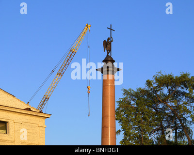 Bronze Engelsfigur mit einem Kreuz auf einer Granit-Säule in Izhevsk, Udmurtische Republik, Russland Stockfoto