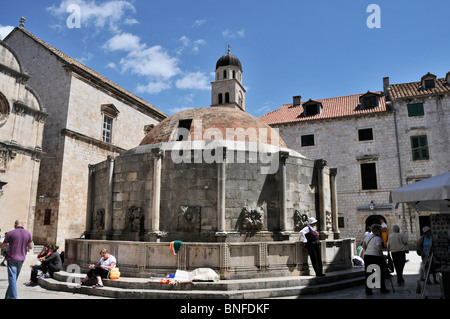 Die roten Ziegeln Kuppel und polygonale Form der the16 beidseitig große Onofrio Brunnen liefert Trinkwasser in Dubrovnik Stockfoto