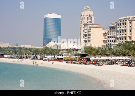 Am Strand in der Nähe von Westin Hotel in Dubai, VAE. Stockfoto