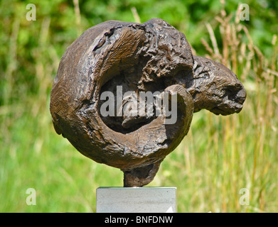 Skulptur von einem Widderkopf in einem Garten, Dorset, England Stockfoto