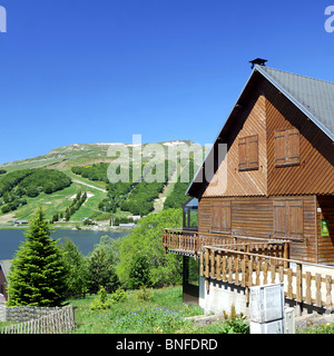 Ein Chalet und See in Super-Besse Stockfoto