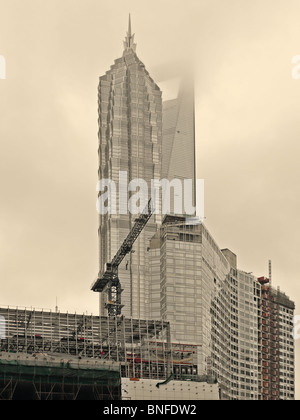 Neubau Hochhaus in Shanghai, China - in rot und sepia Stockfoto