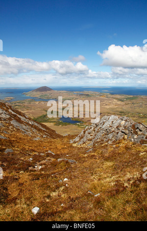 Ansicht des Ballynakill Hafens von Diamond Hill Weg, Letterfrack, Connemara National Park, Westirland, Eire. Stockfoto