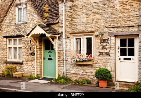 Typischen malerischen Cotswolds Steinhütten in Sherston Dorf, Wiltshire, England, UK Stockfoto