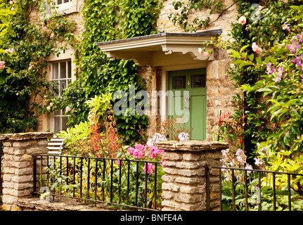 Schönen Sommer Vorgarten eines typischen Cotswold Steinhaus in Wiltshire Dorf Sherston, England, Großbritannien Stockfoto