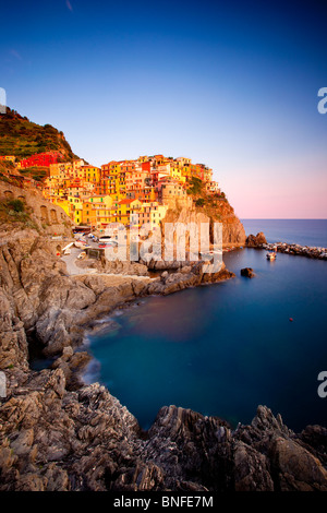 Letztes Licht des Sonnenuntergangs auf dem Hügel Dorf Manarola in der Cinque Terre, Ligurien, Italien Stockfoto