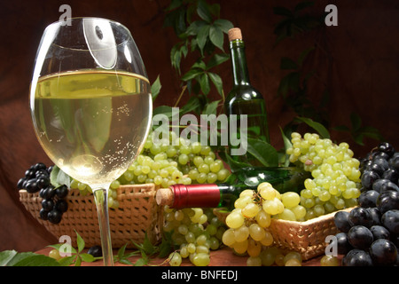 Weiße trockene Wein, frische Cluster eine Weintraube Stockfoto