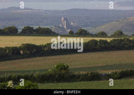 Ruinen von Corfe Castle und Poole Harbour aus den Hügeln oberhalb von Kingston. Purbeck, UK. Stockfoto