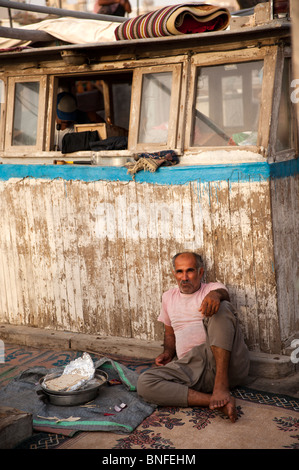 Traditionelle Dhaus vertäut am Dubai Creek, Dubai, Vereinigte Arabische Emirate Stockfoto