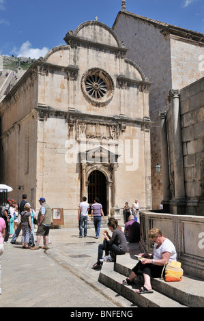 Die beeindruckende Fassade der Kirche von St Saviour gegenüber große Onofrio Brunnen, Dubrovnik befindet Stockfoto