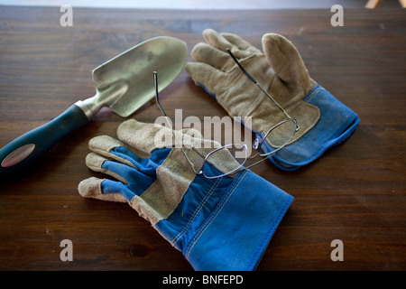 Gartenarbeit Schaufel und Handschuhe Stockfoto