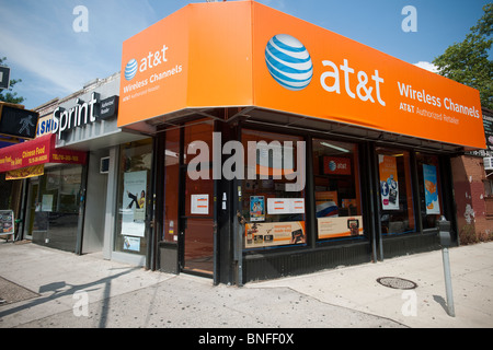 Ein AT&T Wireless-Shop mit einem Sprint Store in Brooklyn in New York auf Samstag, 17. Juli 2010 zu konkurrieren. (© Richard B. Levine) Stockfoto