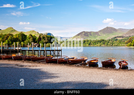 Ruderboote zu mieten vertäut entlang Ufer des Derwent Water in Keswick im Lake District National Park, Cumbria, England, UK Stockfoto