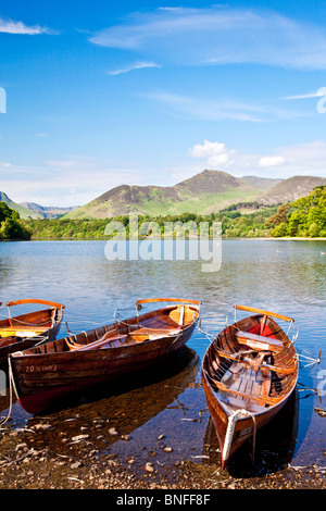 Ruderboote am Derwent Water, Causey Hecht in der Ferne, in Keswick im Lake District National Park, Cumbria, England, UK Stockfoto