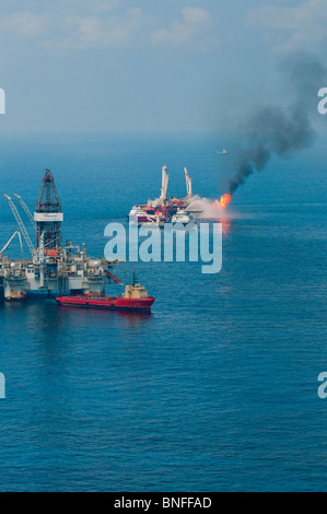 Development Driller II Bohren Rig und Helix Q4000 an der MC252 (Mississippi Canyon Block 252) Website, Golf von Mexiko, Louisiana. Stockfoto