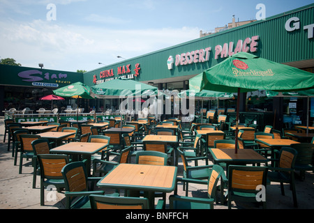 Das Bürgersteig Café Plaza ist ein Einkaufszentrum im Stadtteil Sheepshead Bay von Brooklyn in New York leer Stockfoto