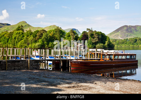 Cruiser von einem Bootssteg am Derwent Water in Keswick im Lake District National Park, Cumbria, England, UK Stockfoto