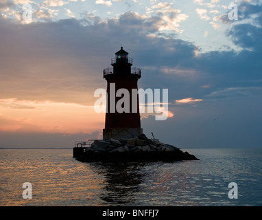 Der historische Wellenbrecher East End Leuchtturm in Delaware Bay bei Sonnenuntergang. Stockfoto