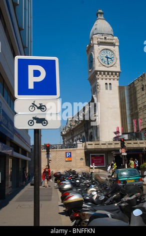 Parkplatz für Mopeds und Motorräder Bercy Viertel Paris Frankreich Mitteleuropa Stockfoto