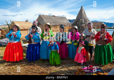 Dorfbewohner in traditioneller Tracht auf den schwimmenden Inseln im Titicaca-See, Peru, Südamerika. Stockfoto