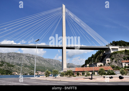 Die elegante Franjo Tudman Brücke asymmetrische einzige Pylon bleiben Kabelbrücke, die über 1599 Fuß lang, Gruz, Dubrovnik Stockfoto