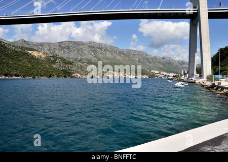 Die elegante Franjo Tudman Brücke asymmetrische einzige Pylon bleiben Kabelbrücke, die über 1599 Fuß lang, Gruz, Dubrovnik Stockfoto