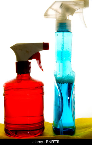 Zwei Sprayer, eine rote und eine blaue, über gelbe Flanell Stockfoto
