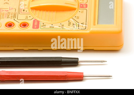 Gelbe Multimeter mit Nadeln testen Stockfoto
