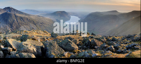 Sehen Sie tiefste und Wastwater vom Gipfel des großen Giebel im englischen Lake District. Scafell auf der linken Seite. Stockfoto