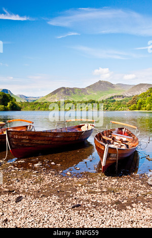 Ruderboote am Derwent Water, Causey Hecht in der Ferne, in Keswick im Lake District National Park, Cumbria, England, UK Stockfoto