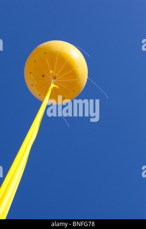 Schachtzeichen, gelbe Mine Welle Zeichen Ballon, noch Leben Festival am geschlossenen Autobahn A40 im Ruhrgebiet, Deutschland Stockfoto