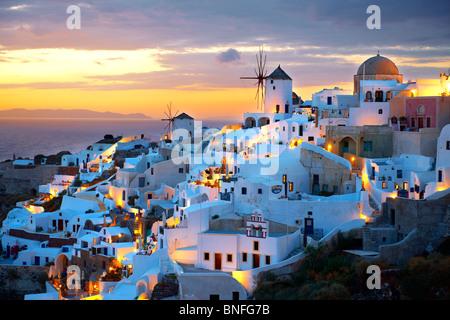 Oia (Ia) Santorini - Windmühlen und Stadt bei Sonnenuntergang, griechischen Kykladen-Inseln - Fotos, Bilder und Grafiken Stockfoto