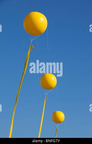 Schachtzeichen, geschlossen Gelbe Welle mir Zeichen Luftballons, noch Leben Festival auf der Autobahn A40 im Ruhr-Gebiet, Deutschland Stockfoto