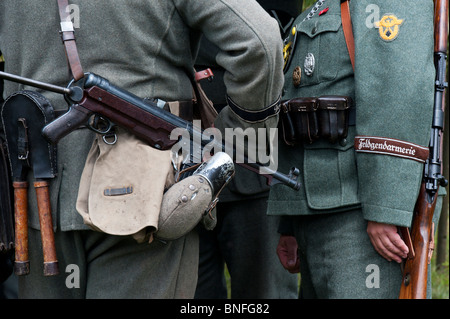 WW2 Wehrmacht Soldat Offizier mit 9 mm Maschinenpistole MP40. Historische re Inszenierung. Stockfoto