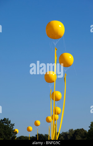 Gelbe Schachtzeichen unterschreibt Minenschacht Luftballons, noch Leben Festival am geschlossenen Autobahn A40 im Ruhrgebiet, Deutschland Stockfoto