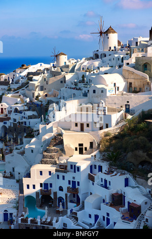 Traditionelle Häuser und Windmühlen von Oia Santorini (Thira) Insel Griechenland Stockfoto