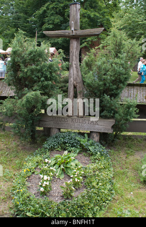 Kreuz Grabstein im Friedhof in Roznov Stockfoto